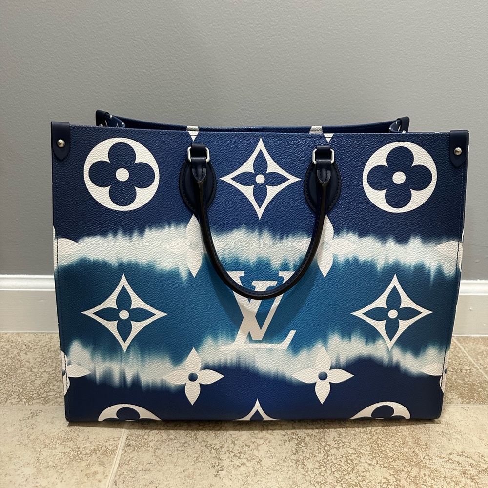 Louis Vuitton OntheGo Tote. Size GM. Purchased Aug 2020. Excellent condition. - Picture 5 of 6